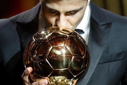 Paris (France), 28/10/2024.- Manchester City and Spain midfielder Rodri kisses the trophy after winning the Men's Ballon d'Or 2024 award at the Ballon d'Or 2024 ceremony at the Theatre du Chatelet in Paris, France, 28 October 2024. (Francia, España) EFE/EPA/MOHAMMED BADRA