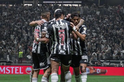 Atlético Mineiro celebró la contundente goleada 3-0 a River Plate en Brasil