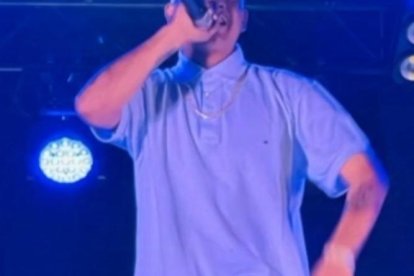 Allan Durán durante una de sus presentaciones junto a su agrupación.