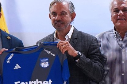 César Avilés (d) será el encargado de dirigir a Emelec tras la renuncia de José Pileggi (c).