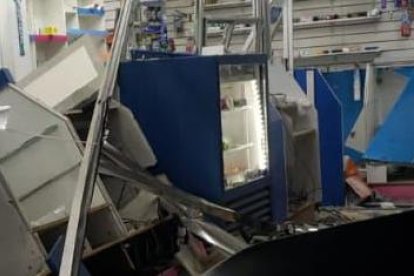 Así quedó en el interior de la farmacia tras el ataque.