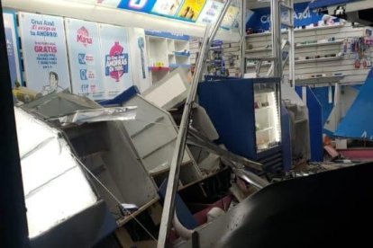 Así quedó en el interior de la farmacia tras el ataque.