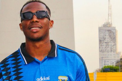 Arroyo vistiendo la 10 de Diego Armando Maradona.