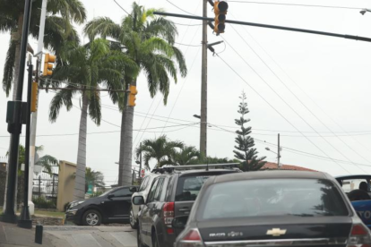 Semáforos apagados en una intersección de Lomas de Urdesa, en Guayaquil.