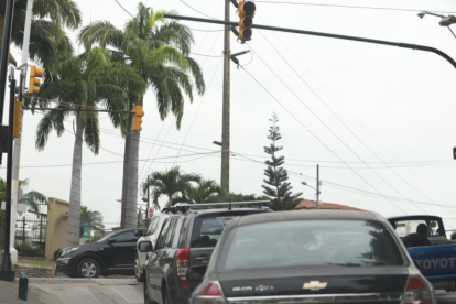 Semáforos apagados en una intersección de Lomas de Urdesa, en Guayaquil.