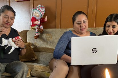 La familia aprovecha los momentos en los que tienen luz para pasar tiempo juntos.