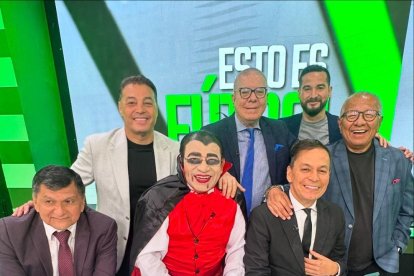 El periodista deportivo de Marca 90, Carlos Gálvez, con sus compañeros.