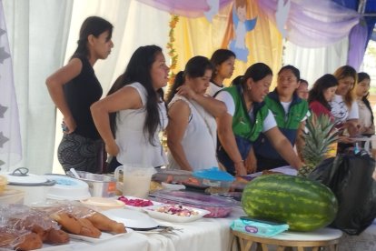 En Manglaralto, afuera del cementerio, se colocó una mesa con alimentos para ofrecer a los difuntos.