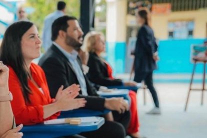 Marcela Aguiñaga (verde) y Daniela Febres Cordero (rojo) fueron parte del evento donde se informó de la iniciativa.