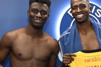 Willian Pacho (d) y Jhoanner Chávez intercambiaron camisetas al final del compromiso.