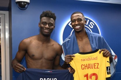 Willian Pacho (d) y Jhoanner Chávez intercambiaron camisetas al final del compromiso.