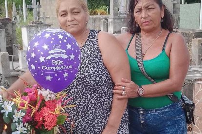 El 23 de junio de este año fue el cumpleaños del chico. Su madre le llevó 
regalos al cementerio.