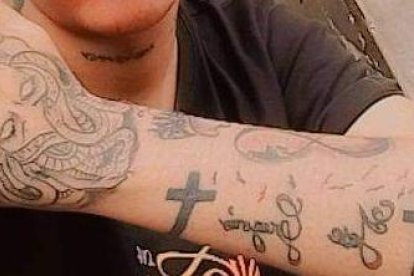 Por este y otros tatuajes, el chico fue reconocido en la morgue.