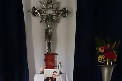 Las cenizas del joven barbero fueron veladas en Venezuela. Luego lo enterraron junto a su padre.