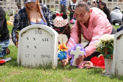 Familias enteras fueron a arreglar las lápidas de sus seres queridos.