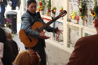 Músicos ofrecían sus servicios para darle más nostalgia a la despedida.