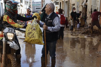 Habitante recibe una donación de víveres de un ciudadano caritativo.