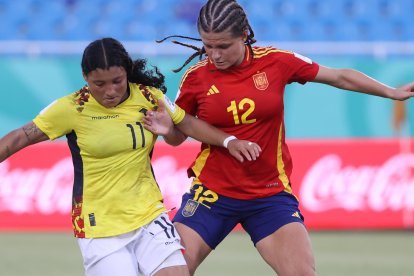 Mary Guerra (i) durante el juego de cuartos de final del Mundial ante España.