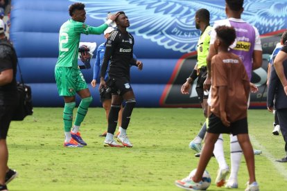 Gilmar Napa fue consolado por Alexander Domínguez al término del primer tiempo.