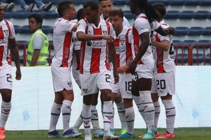 La alegría de la plantilla alba tras el gol del volante Ezequiel Piovi (#18).