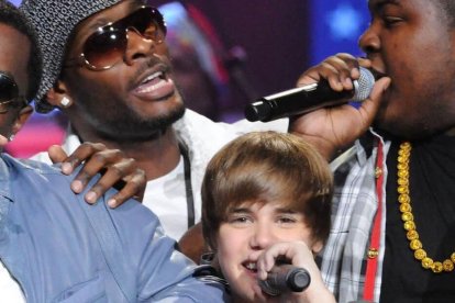 Sean Diddy Combs y Justin Bieber en un concierto en 2010.