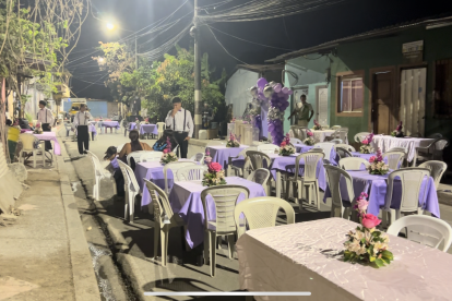 Así lucía el exterior de la vivienda de Sandra. Las mesas y arreglos habían sido instalados antes del corte.
