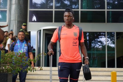 Moisés Caicedo cuando dejaba el hotel para ir al estadio Metropolitano.