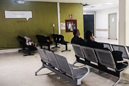 Las bancas son utilizadas como camas por los allegados de los enfermos.