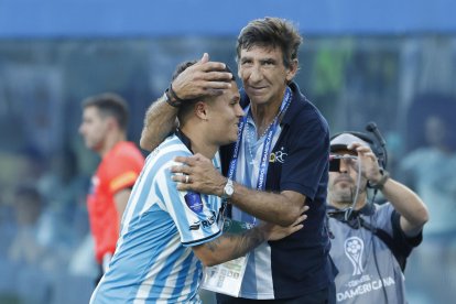 El entrenador de Racing Gustavo Costas (d) abraza a Juan Fernando Quintero este sábado, en la final de la Copa Sudamericana entre Racing y Cruzeiro en el estadio General Pablo Rojas en Asunción (Paraguay)