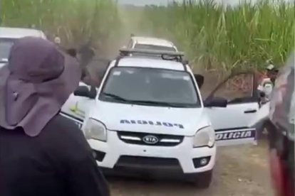 Momento en que el hombre fue puesto a buen recaudo por agentes policiales.