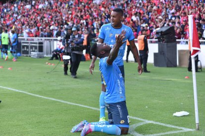 Gabriel Cortez (de rodilla) festeja el primer gol en la final de la Copa Ecuador