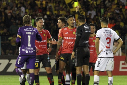 Bryan Loayza (c) dirigió el polémico encuentro ente Deportivo Cuenca y Barcelona