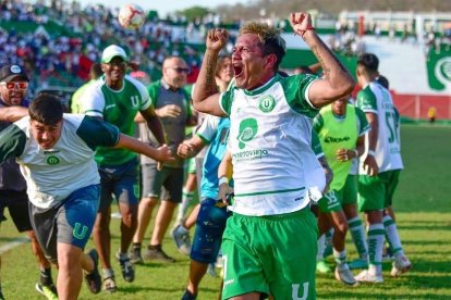 Macías celebró, tras el pase gol que le dio a Cueto y que le valió a La Capira clasificar a las semifinales de Ascenso.