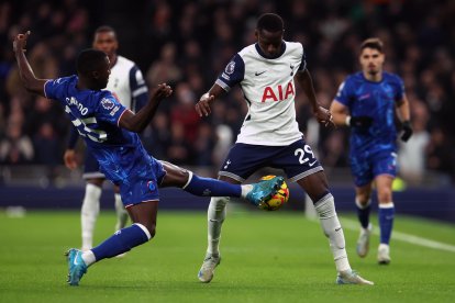 Moisés Caicedo del Chelsea y Pape Matar Sarr del Tottenham disputando la pelota.