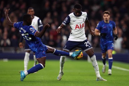 Moisés Caicedo del Chelsea y Pape Matar Sarr del Tottenham disputando la pelota.