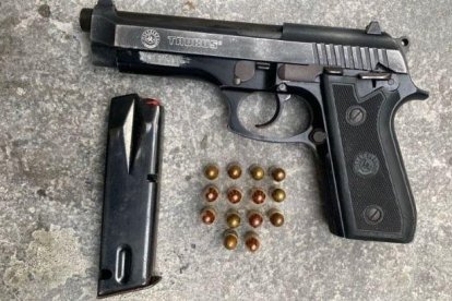 A los detenidos se les encontró una pistola y municiones.