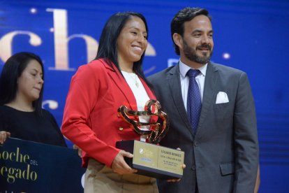 Luisa Valverde se llevó el Legado de Plata en La Noche del Legado de Fedeguayas
