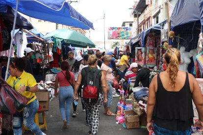 Comerciantes ofrecen ofertas en productos variados.