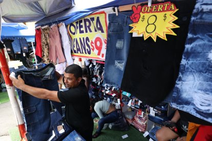 Las ofertas y la seguridad destacan en los corredores navideños.