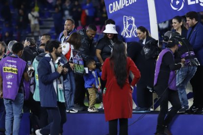 El pequeño hijo de Marco Angulo recibió la medalla que era para su padre.