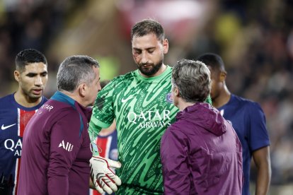 Gianluigi Donnarumma (c) fue asistido de inmediato por el cuerpo médico de PSG
