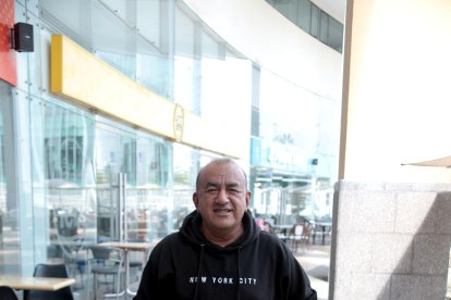 El periodista José Delgado es más de pantalones de mezclilla y zapatos deportivos.