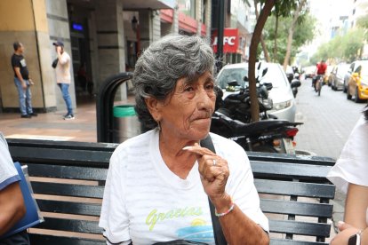 Ella espera sentada en una de las bancas del bulevar 9 de Octubre.