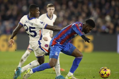Moisés Caicedo (i) sigue la marca de un jugador de Crystal Palace en el empate 1-1 de Chelsea