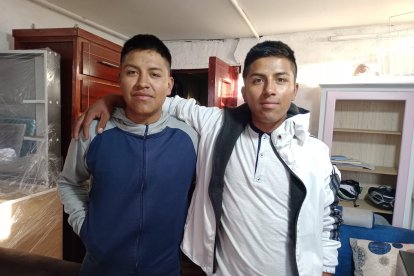 Jhoffre (d), junto a su hermano gemelo Jilmar, quien también ciclista.