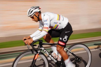 Jhonatan Narváez ya entrena con los colores de su nuevo equipo, el UAE Team Emirates.