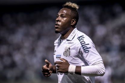 Jhojan Julio jugó en Santos de Brasil en la temporada 2022