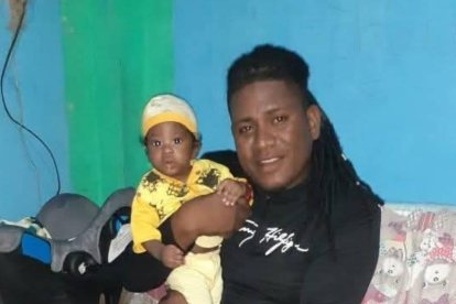 Elvis junto a su hijo Mateo. Ambos murieron en el accidente.