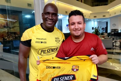 La firma del entrenador Segundo Castillo fue la primera que consiguió el hincha Leandro Pinargote para su camiseta del centenario.