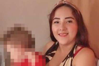 La última foto de Nicole Macías, antes de ser asesinada. Tenía a su hijo sobre sus piernas.